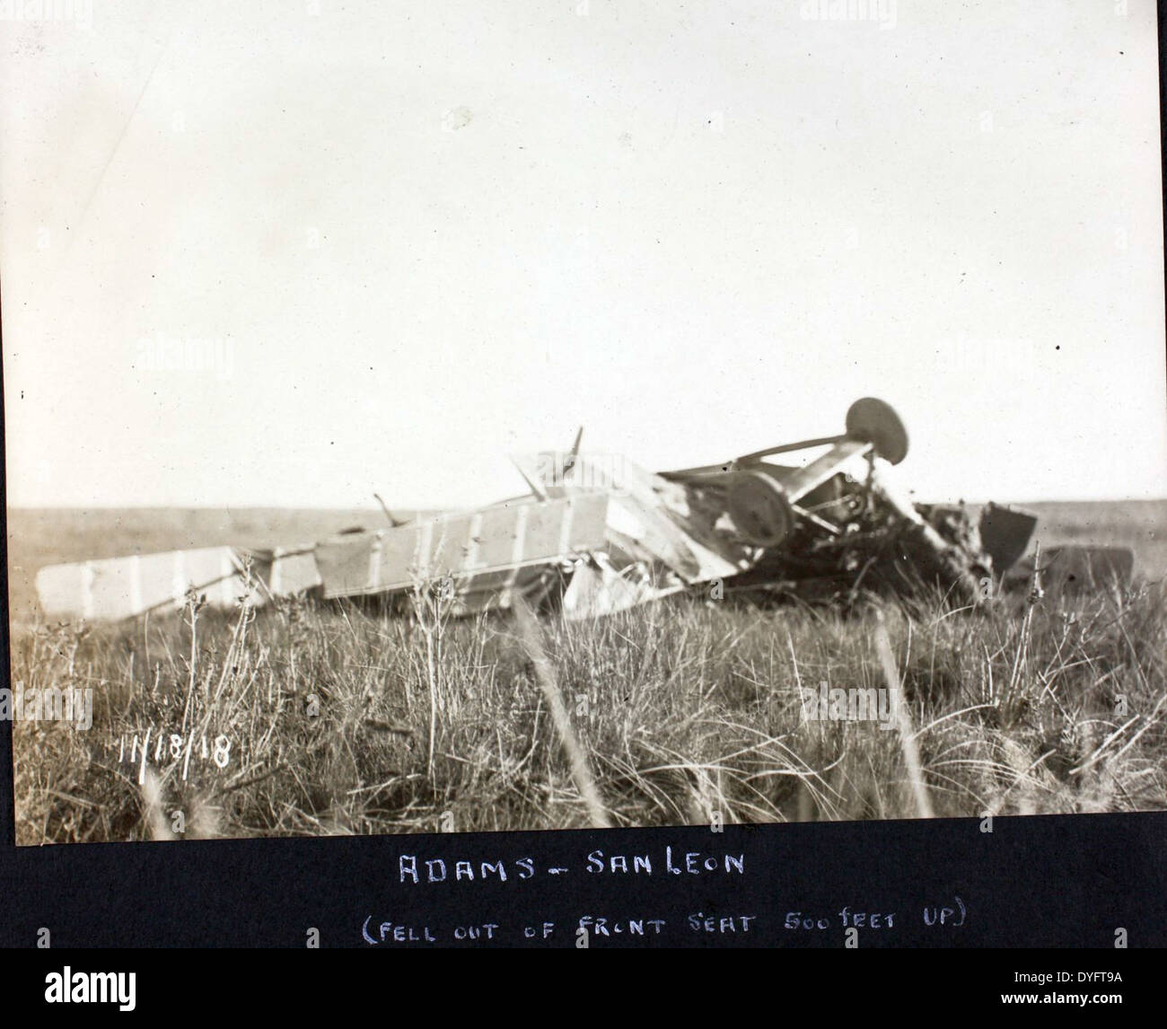 Dieses Bild aus dem Album Allen Archer zeigt ein Flugzeug von Curtiss JN-4 Jenny, das an einem Unfall in Camp Logan, Texas, beteiligt war. Die JN-4 war ein weit verbreitetes Trainerflugzeug im Ersten Weltkrieg, mit einer bemerkenswerten Geschichte von Unfällen, da sie von Piloten eingesetzt wurde. Stockfoto