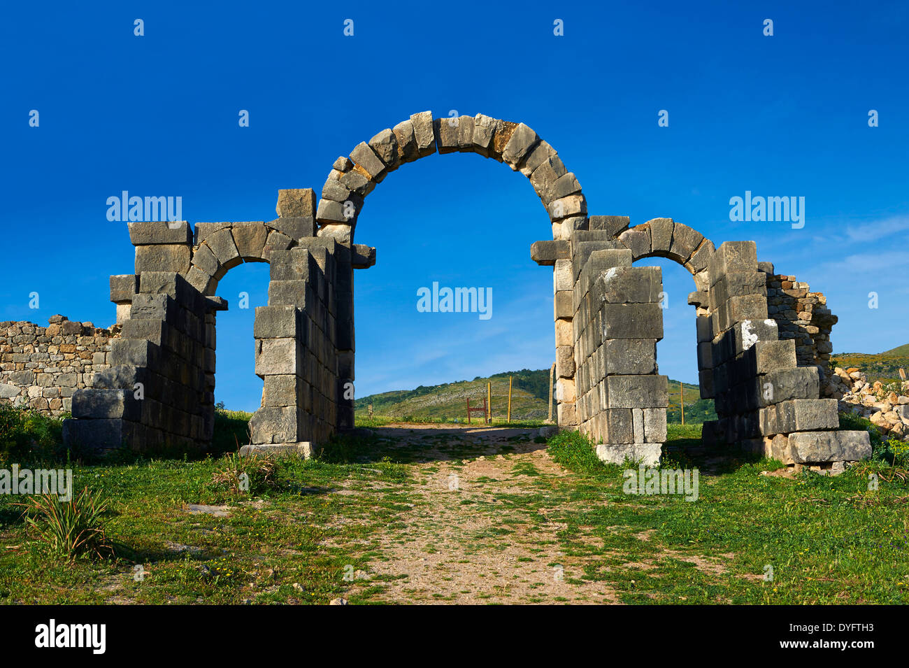 Der Roman Tingis Gate aus dem Süden suchen. Volubilis archäologische Website, Marokko Stockfoto