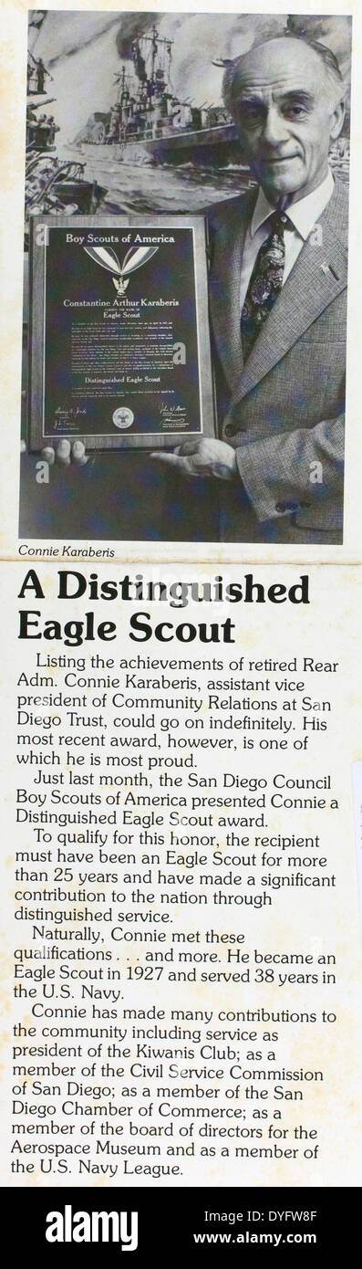 Dieses Foto zeigt, wie Karaberis eine Auszeichnung von den Boy Scouts of America erhielt, einer Organisation, die sich der Entwicklung von Führungsqualitäten und Staatsbürgerschaft in jungen Menschen verschrieben hat. Die Auszeichnung steht für Leistung und Engagement für die Prinzipien des Boy Scout und das Engagement in der Gemeinschaft. Stockfoto