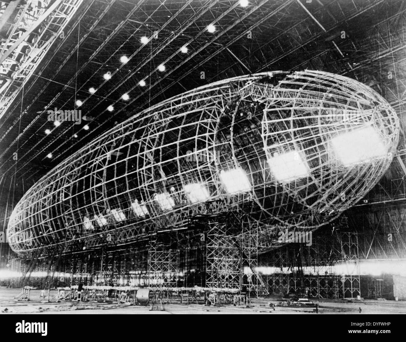 Weltweit größte Luftschiff kurz vor dem Abschluss, dem Metallgestell der Akron gebaut für die Marine im Werk Goodyear Zeppelin Hangar am Akron, ca. 1935 Stockfoto