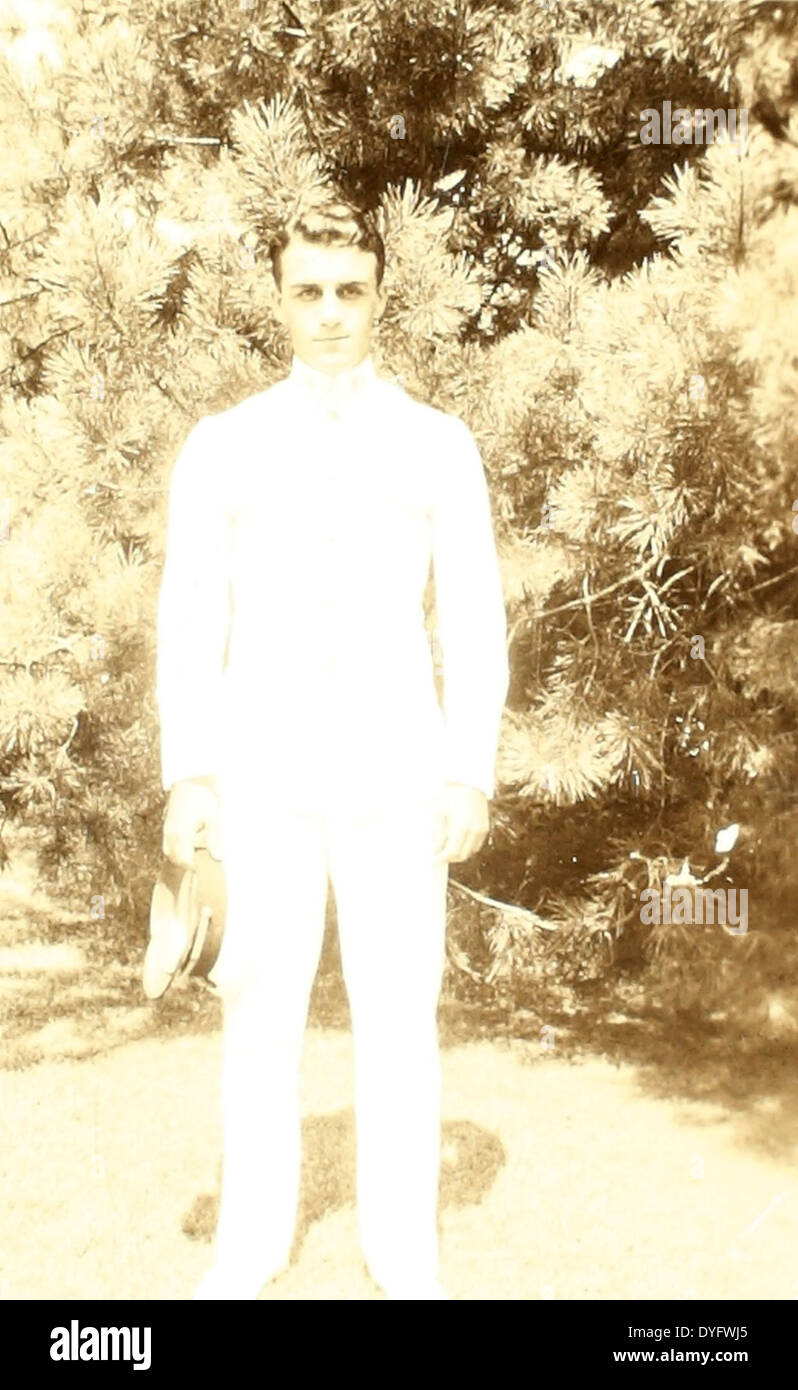 Dieses Bild aus der Constantine Karaberis Special Collection zeigt Fähnrich Karaberis in seinen Marineblitzen, was seinen Dienst an der Marineakademie symbolisiert. Das Foto betont die Traditionen der Marine und die einheitlichen Standards, denen die Offiziere in der Ausbildung folgen. Stockfoto