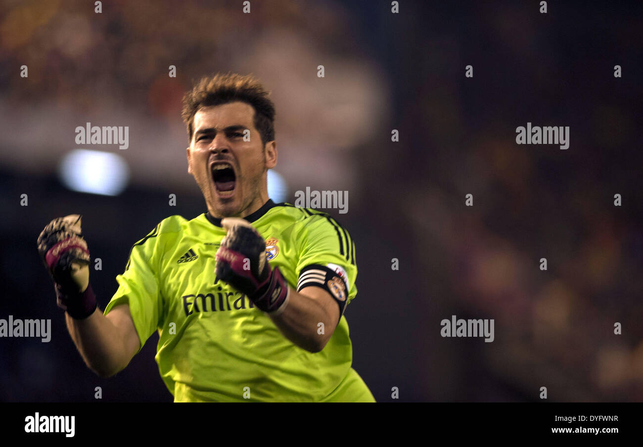 Valencia. 16. April 2014. Real Madrids Torhüter Iker Casillas feiert nach dem Gewinn des spanischen Königs-Cup-Finale zwischen FC Barcelona und Real Madrid im Mestalla-Stadion in Valencia, Spanien am 16. April 2014. Real Madrid gewann 2: 1. Bildnachweis: Xie Haining/Xinhua/Alamy Live-Nachrichten Stockfoto