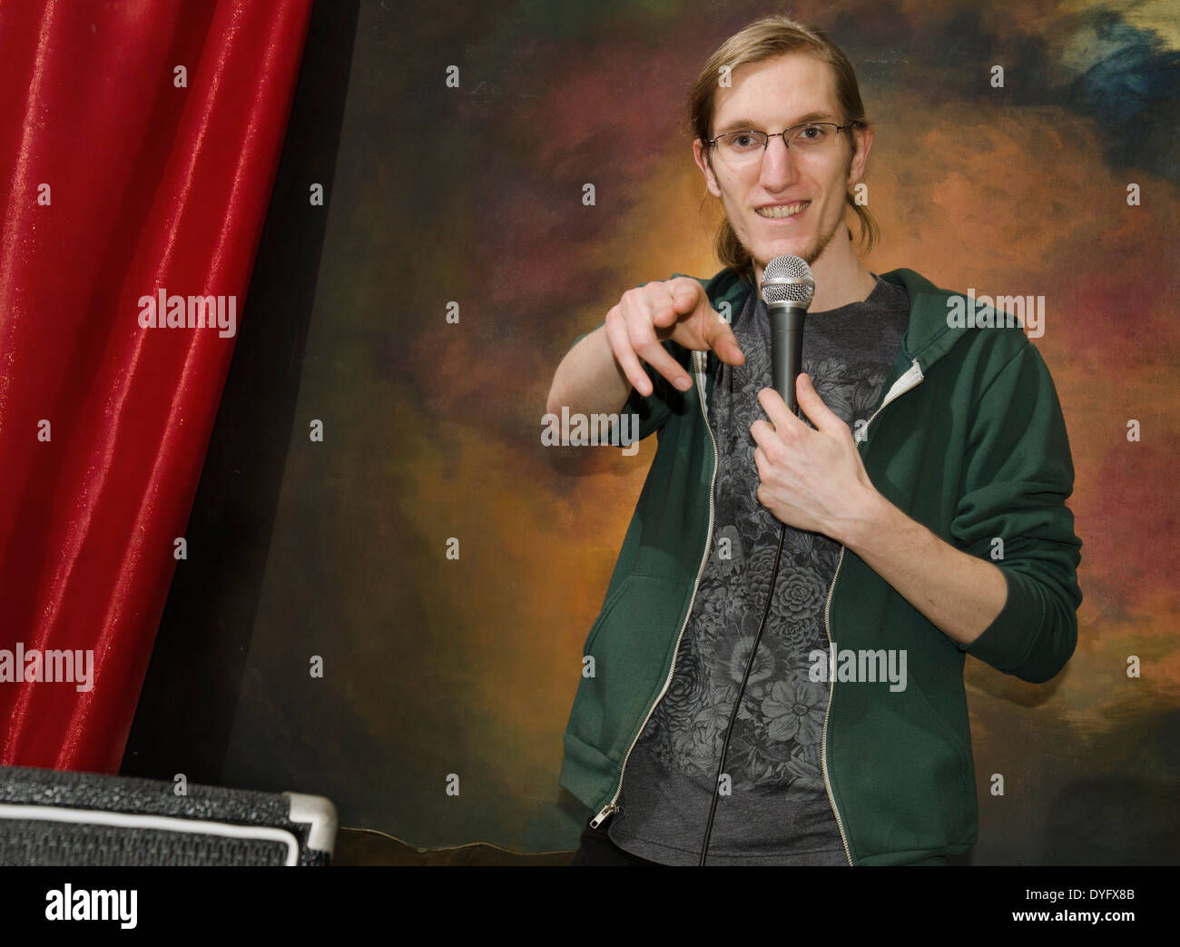junger Mann auf der Bühne mit Mikrofon Stockfoto
