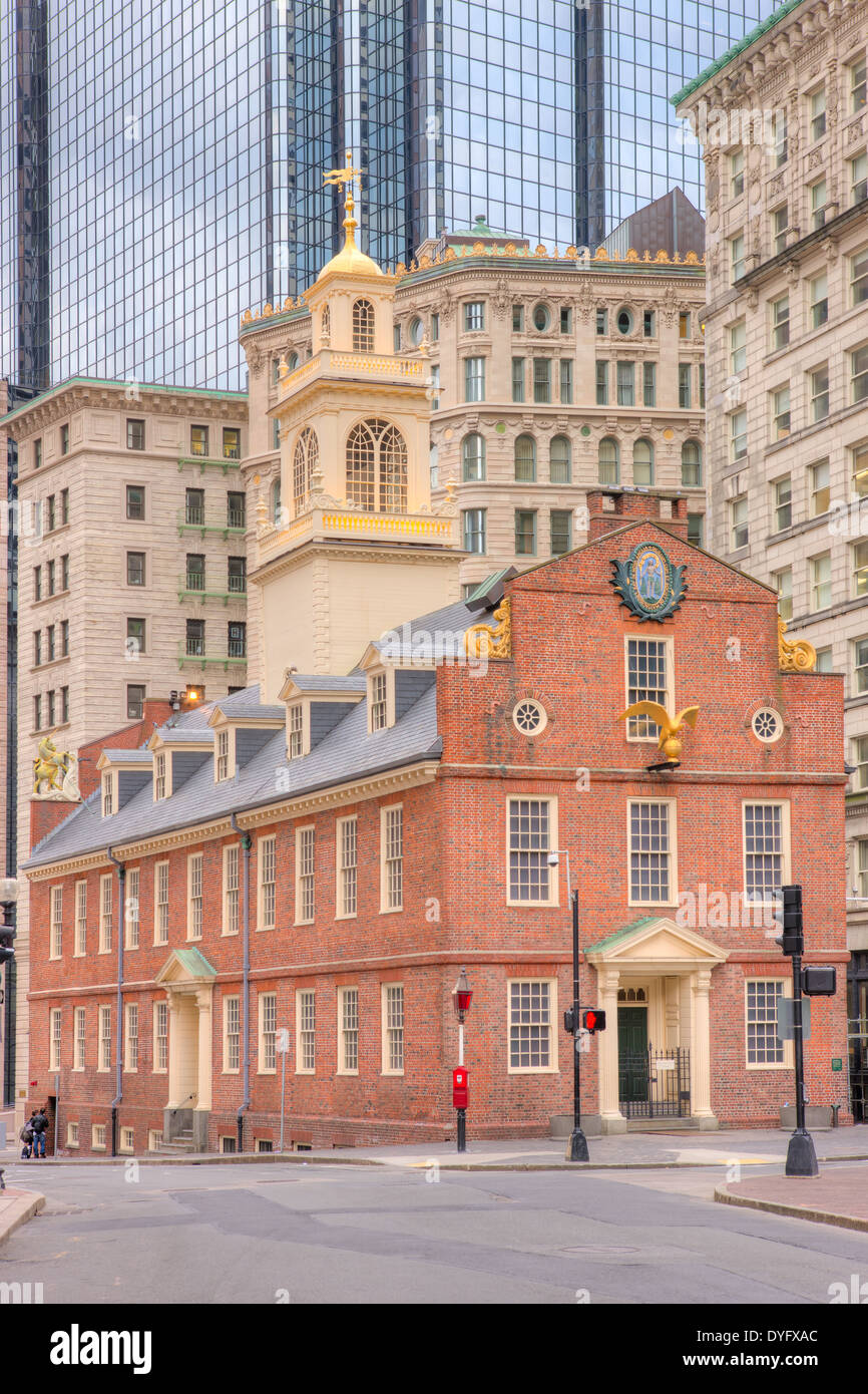 Das Old State House unter den modernen Gebäuden im Financial District von Boston, Massachusetts. Stockfoto