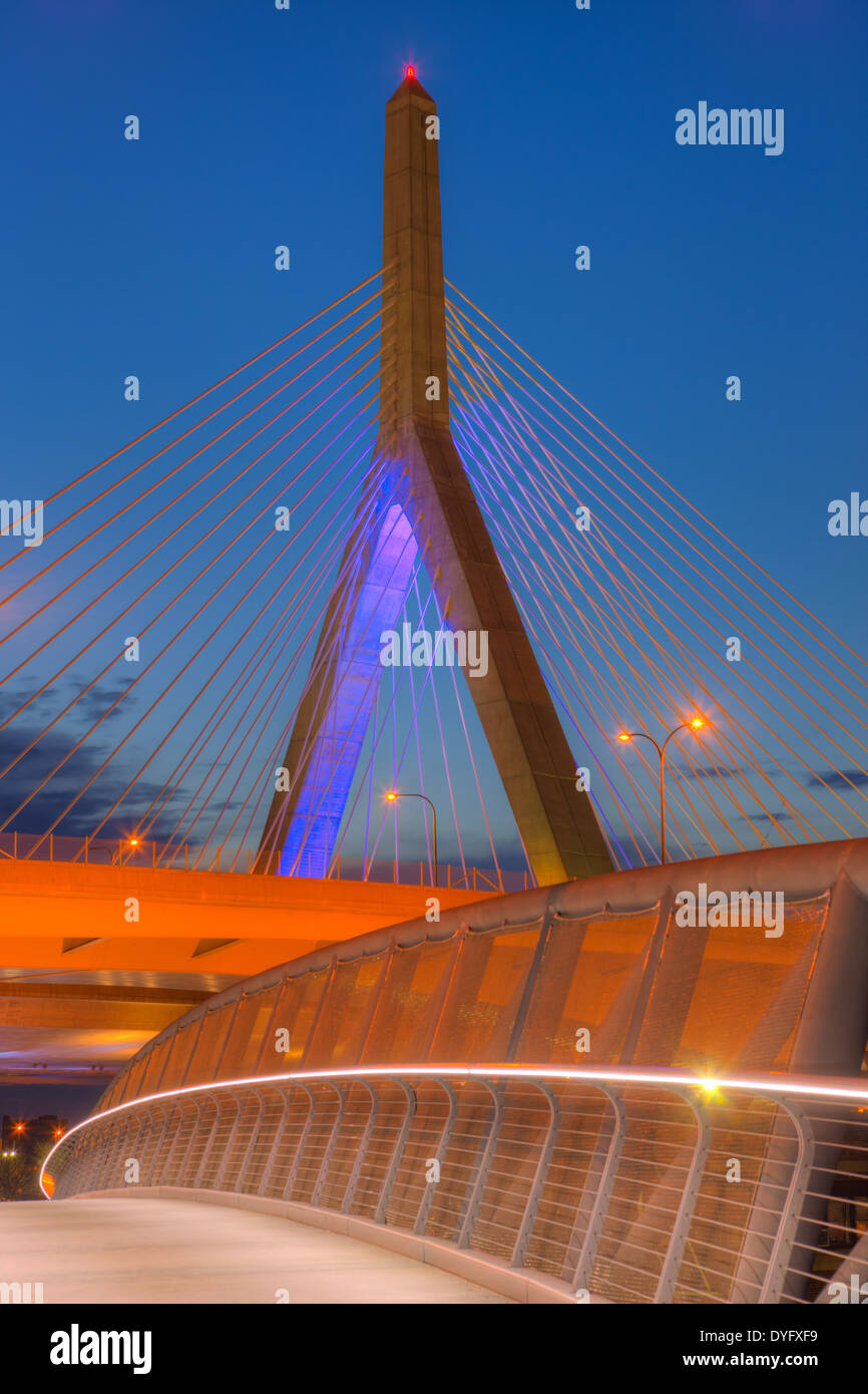 Der Himmel beginnt, während der Morgendämmerung hinter einem der Aussetzung Türme von Leonard P. Zakim Bunker Hill Memorial Bridge zu erleichtern. Stockfoto