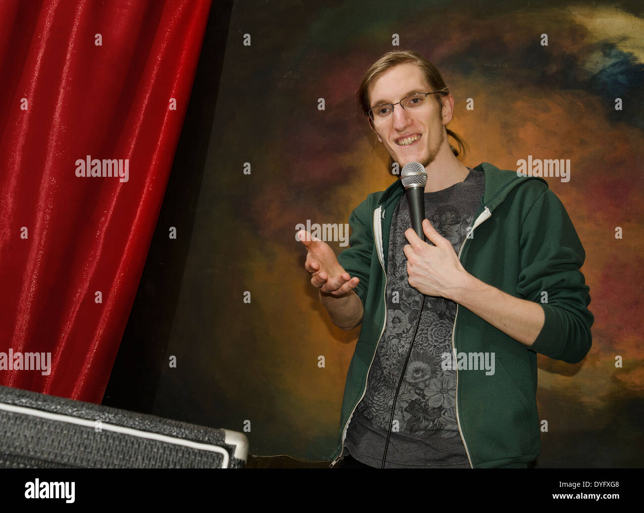 junger Mann auf der Bühne mit Mikrofon Stockfoto