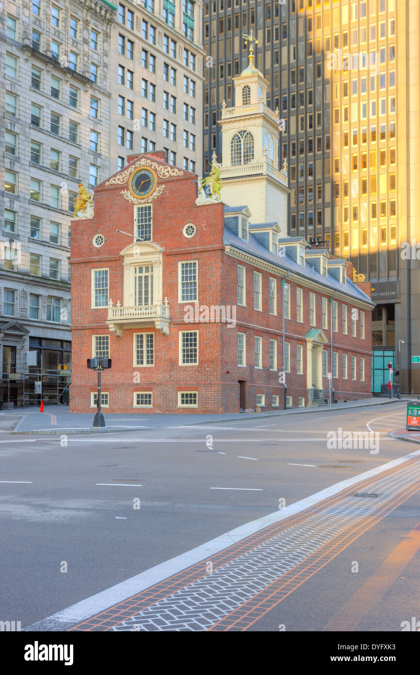 Das Old State House auf dem Freedom Trail unter den modernen Gebäuden im Financial District von Boston, Massachusetts. Stockfoto