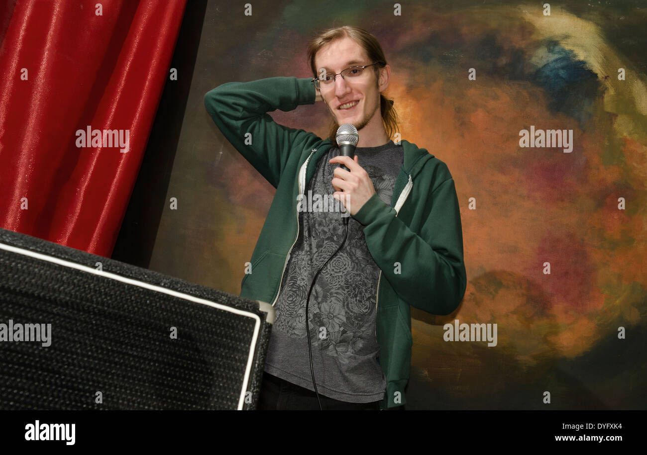 junger Mann auf der Bühne mit Mikrofon Stockfoto