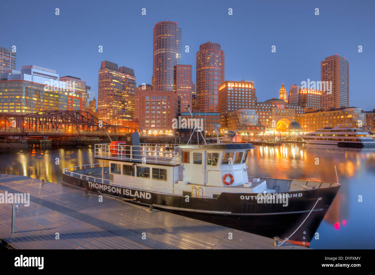 Outward Bound Thompson Island Fähre sitzt vor der Skyline vor Sonnenaufgang in Boston, Massachusetts angedockt. Stockfoto