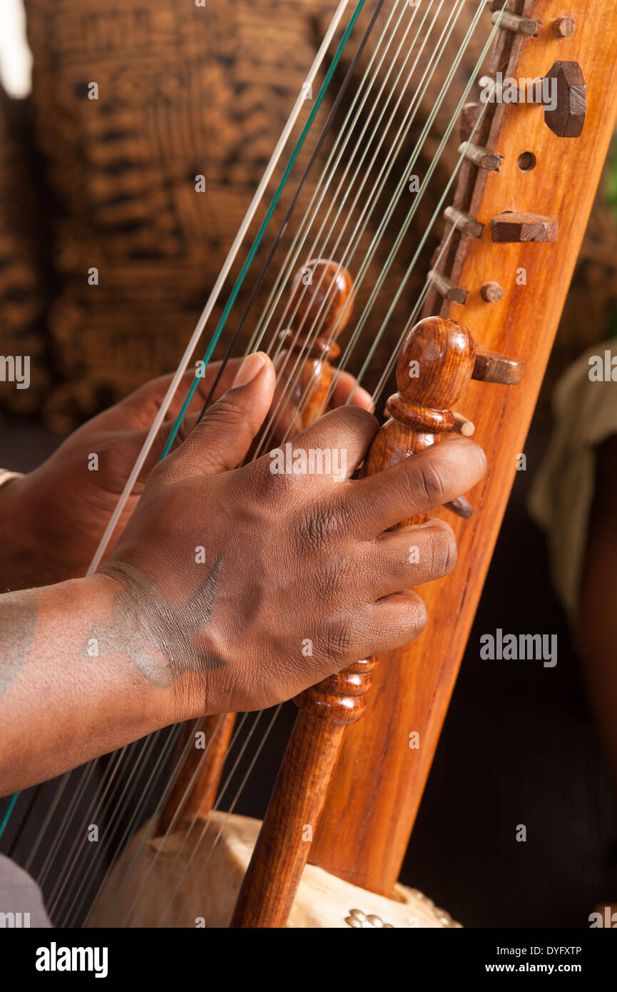 Mann spielen afrikanischer Kürbis Harfe Stockfoto