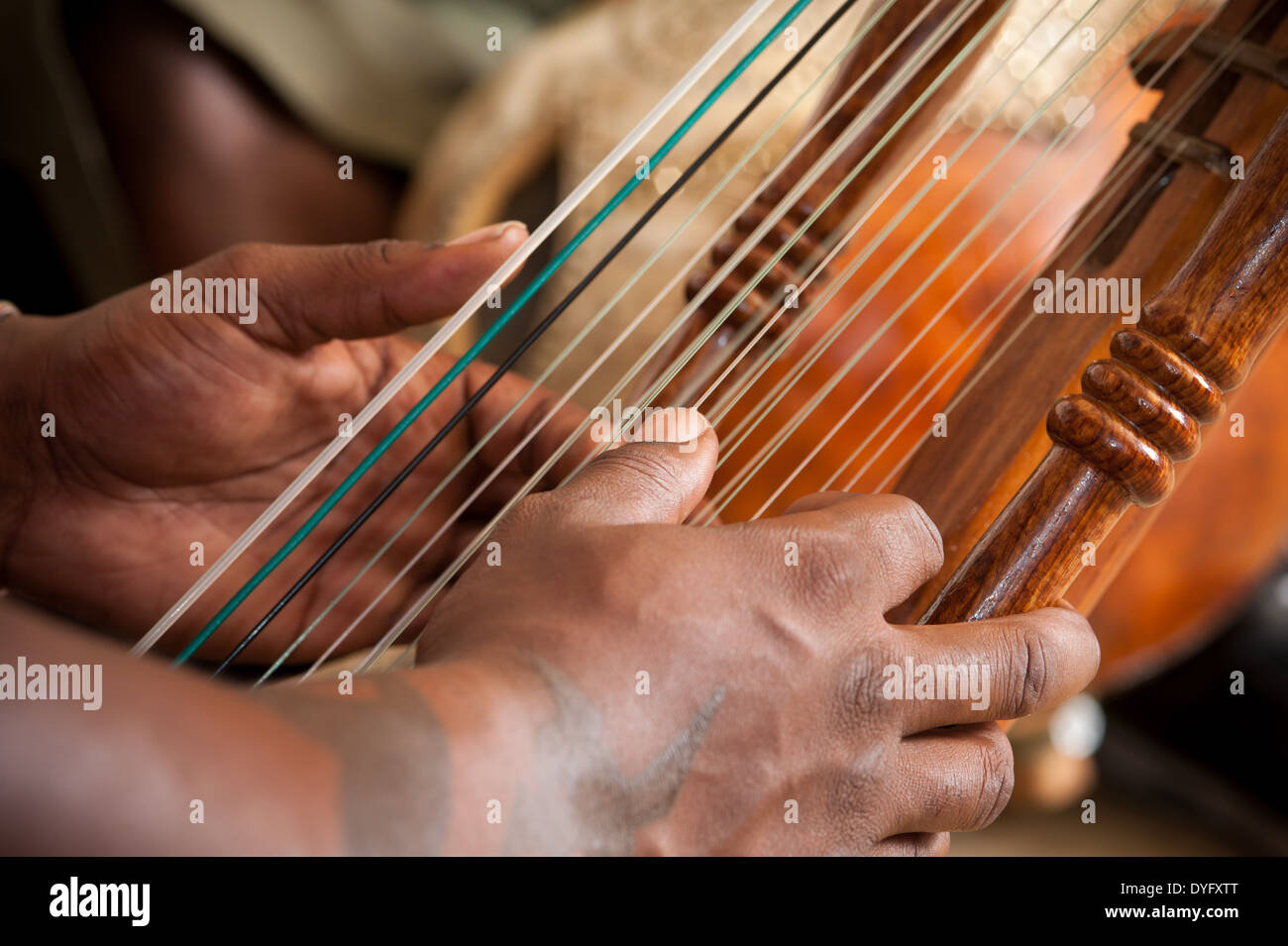 Mann spielen afrikanischer Kürbis Harfe Stockfoto