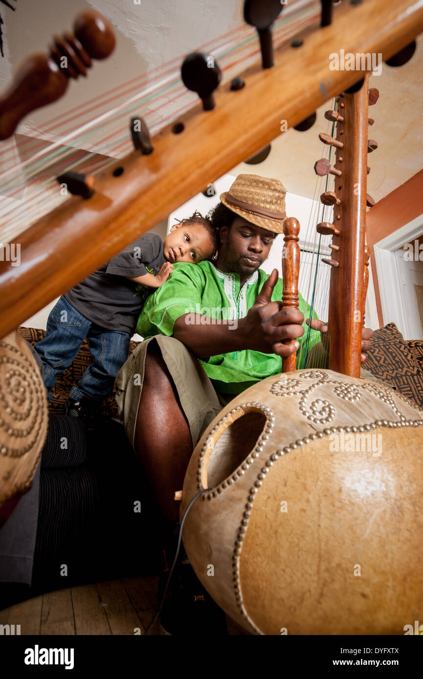 Man spielt afrikanische Kürbis Harfe - Kora Stockfoto