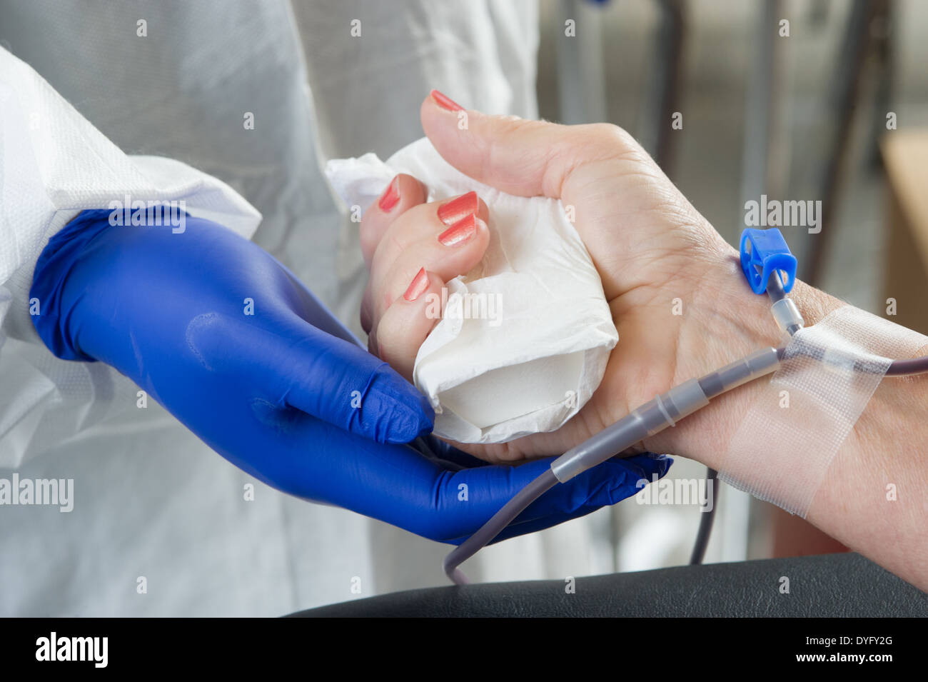 Blutentnahme im Arm Stockfoto
