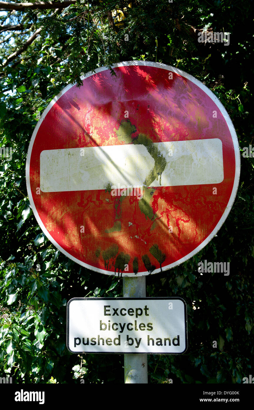 Kein Eintrag "Ausgenommen Fahrräder von hand geschoben" Zeichen, Blockley, Gloucestershire, England, UK Stockfoto