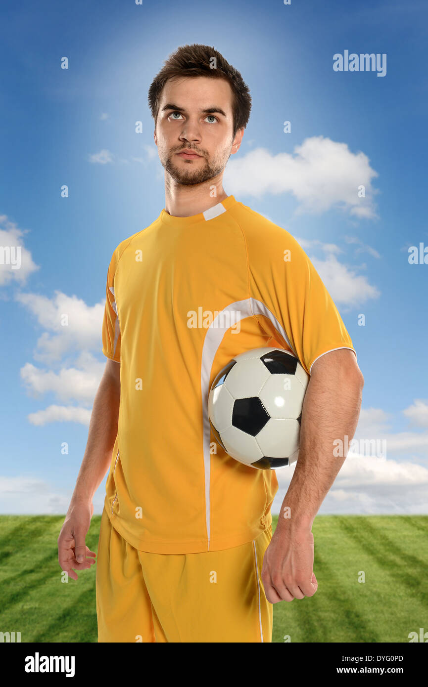 Porträt des Fußball-Spieler mit Ball im Freien an sonnigen Tag isoliert Stockfoto
