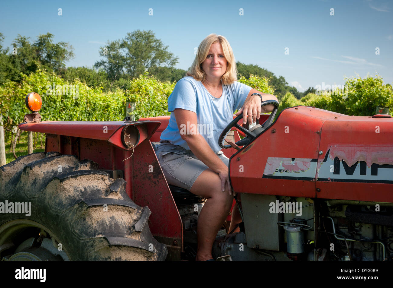 Bäuerin, die sitzen auf roten Traktor Sudlersville, MD Stockfoto