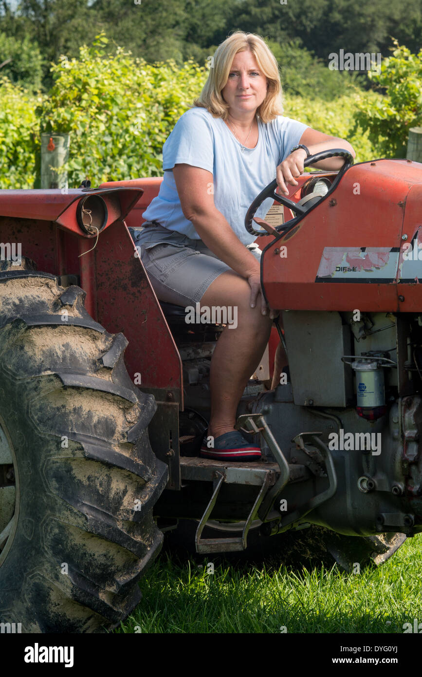 Bäuerin, die sitzen auf roten Traktor Sudlersville, MD Stockfoto