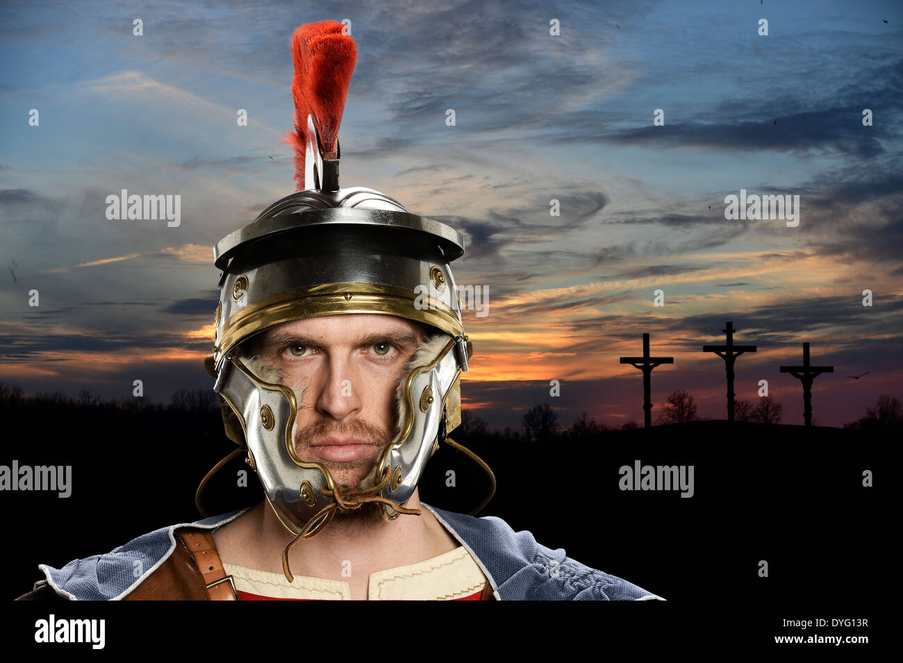 Römischer Soldat mit kreuzen im Hintergrund Stockfoto