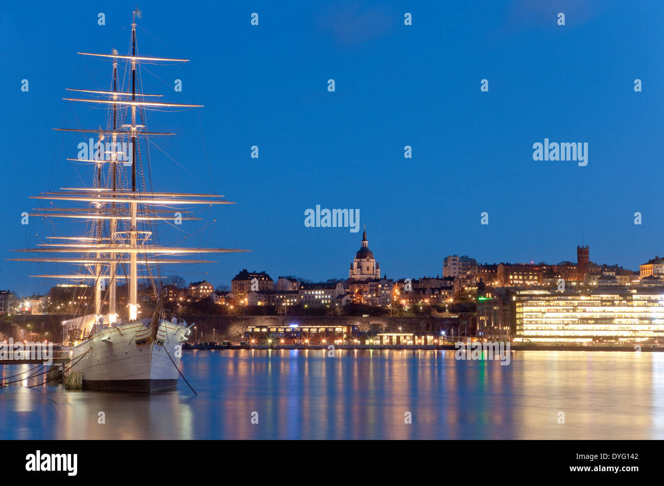 Schweden, Stockholm - Schiff Av Chapman und Stadt in der Abenddämmerung Stockfoto