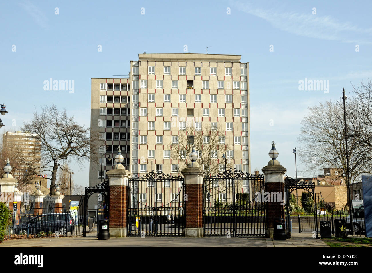 Gates-Victoria-Park mit Wohnungen in Ferne, London Borough of Tower Hamlets, England Großbritannien UK Stockfoto