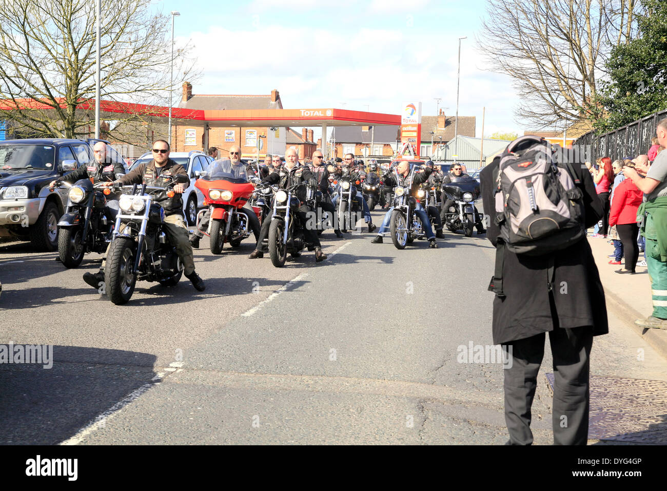 Hunderte von Hells Angel Biker in einem Trauerzug für den Präsidenten eines Kapitels. Stockfoto