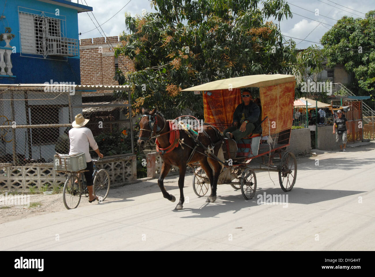 Kubanische Straßenszene mit Pferd und Wagen Verkehrsmittel in der Region Holguin Stockfoto