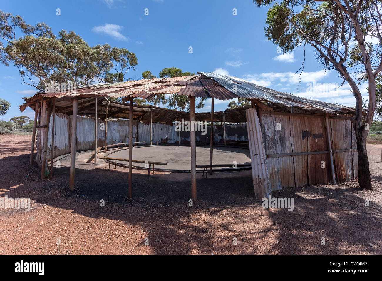Zwei bis Glücksspiel Niederlassung im Busch, leer in der Nähe von Kalgoolie Western Australia. Stockfoto
