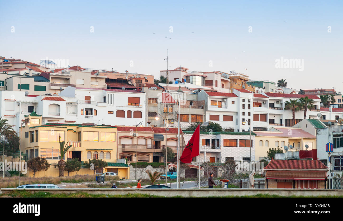 Tanger, Marokko - 21. März 2014: Streetview mit traditionellen bunten Wohnhäuser und Normalbürger zu Fuß Stockfoto