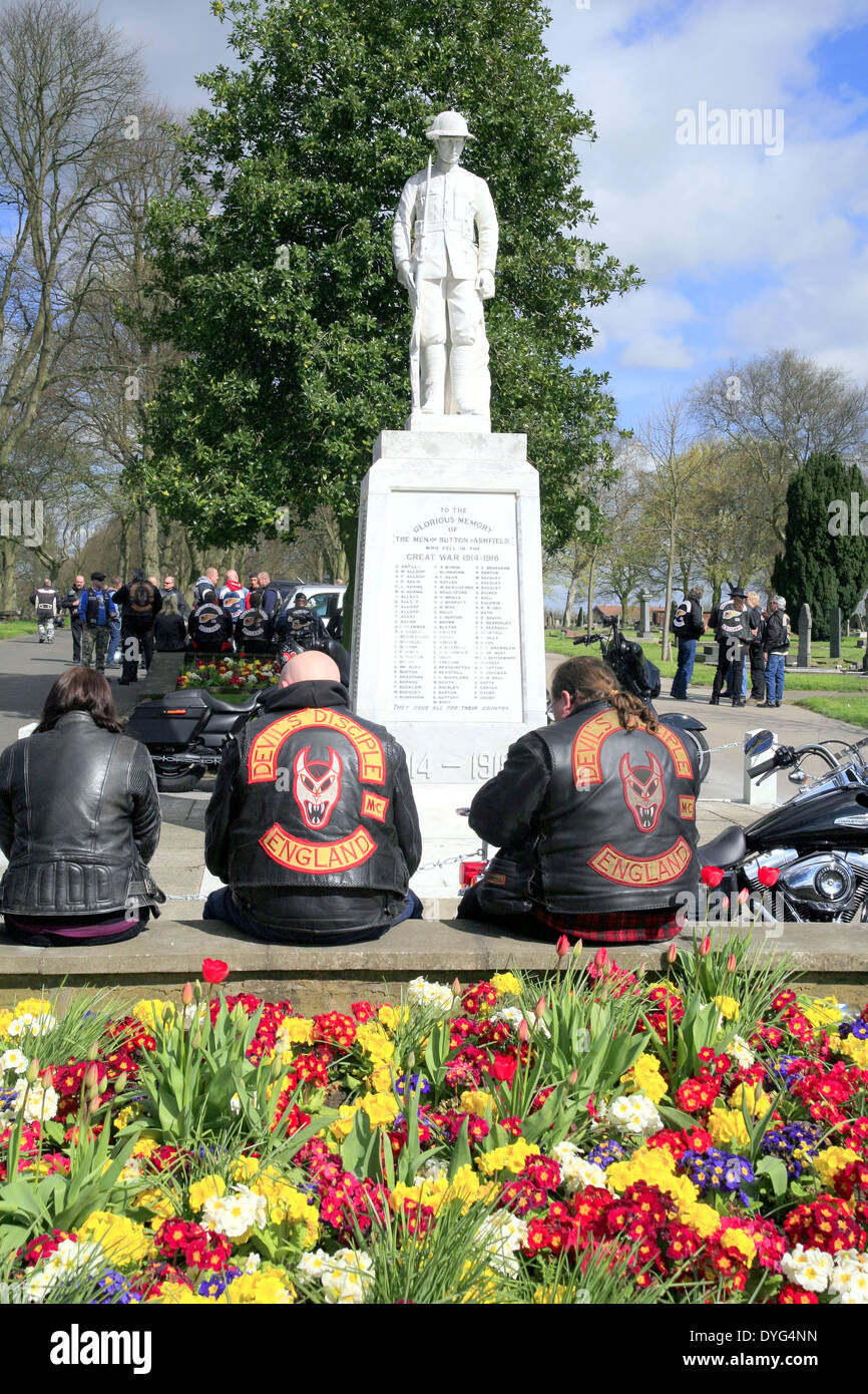 Des Teufels Jünger sitzen unter einer 1. Weltkrieg Gedenkstätte Whist, Teilnahme an einer Beerdigung eines Hells Angel-Präsidenten. Stockfoto