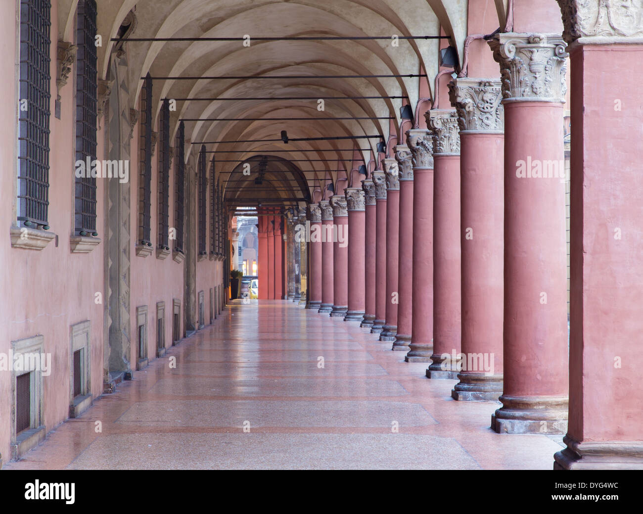 Bologna - charakteristischen Laubengängen aus Via Santo Stefano (St. Stephan) Straße Stockfoto