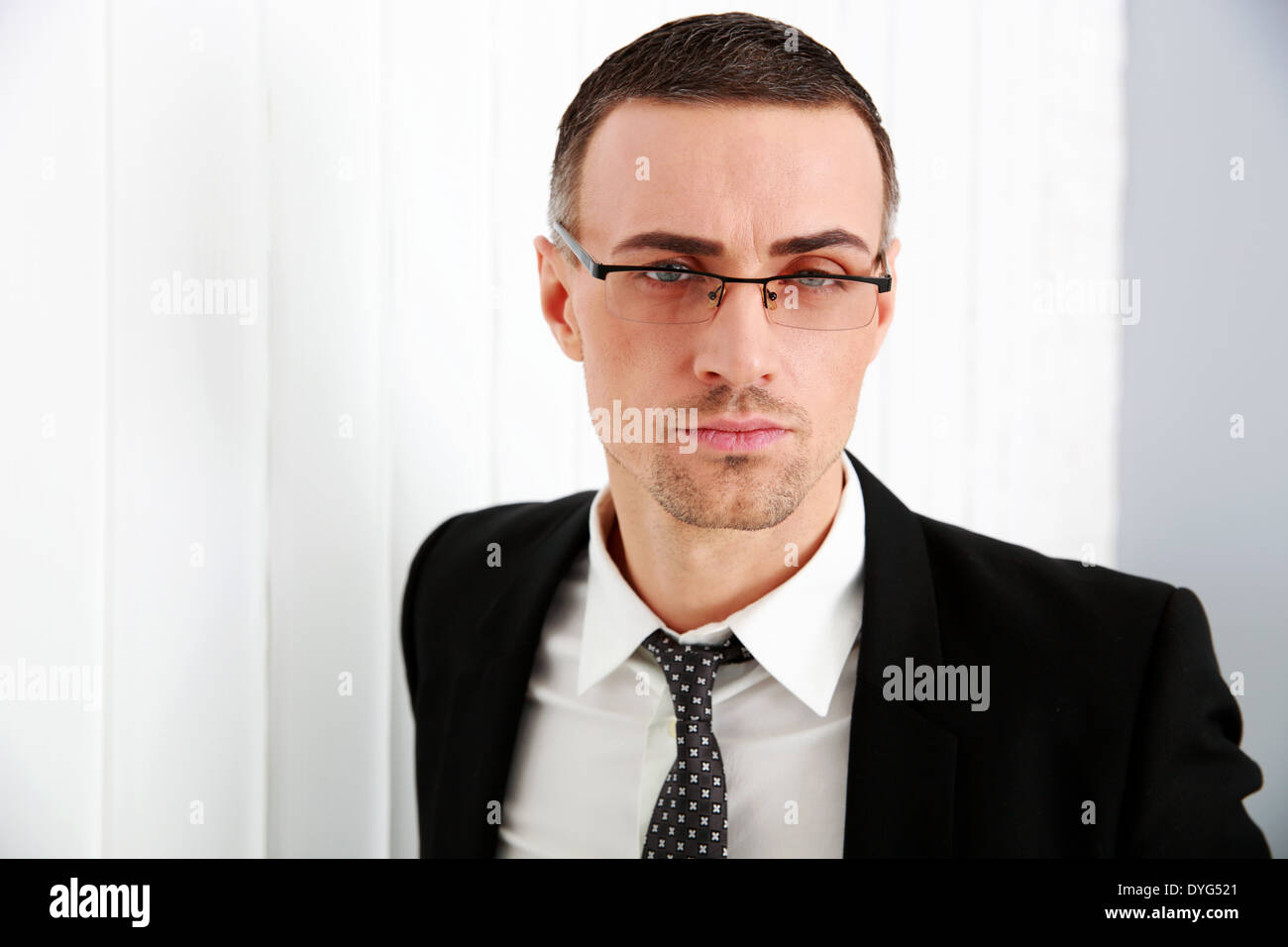 Porträt eines zuversichtlich Geschäftsmann in Gläsern Stockfoto