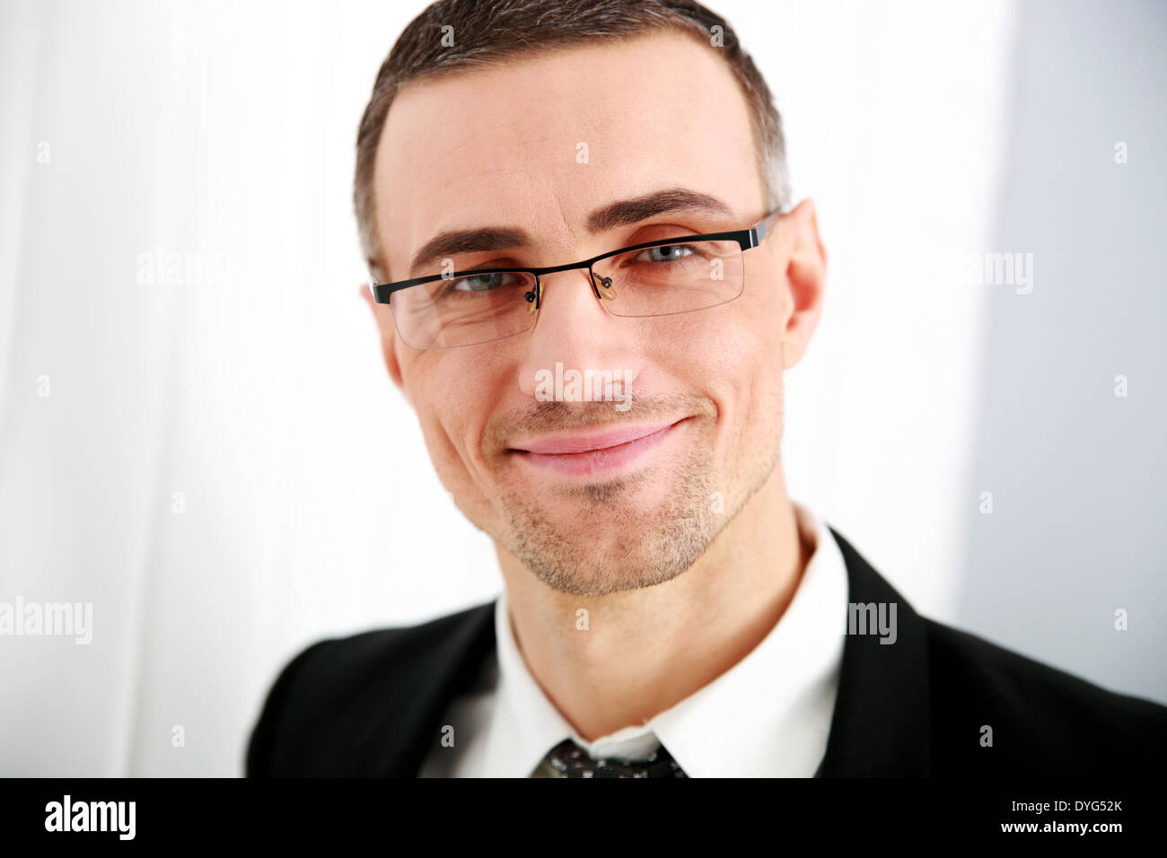Porträt eines lächelnden Geschäftsmann in Gläsern Stockfoto