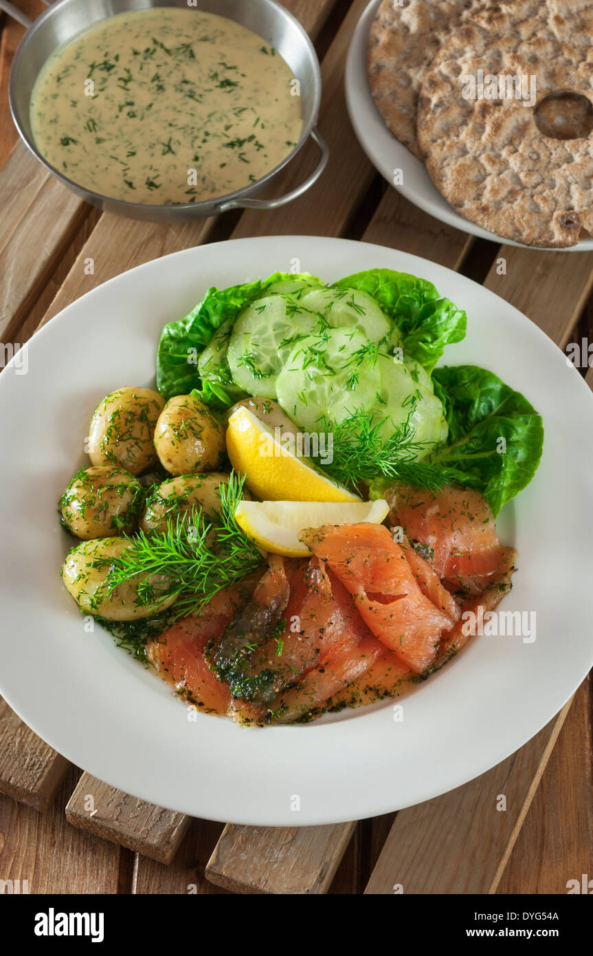 Graved Lachs-Salat mit Knäckebrot schwedische Küche Stockfoto, Bild ...