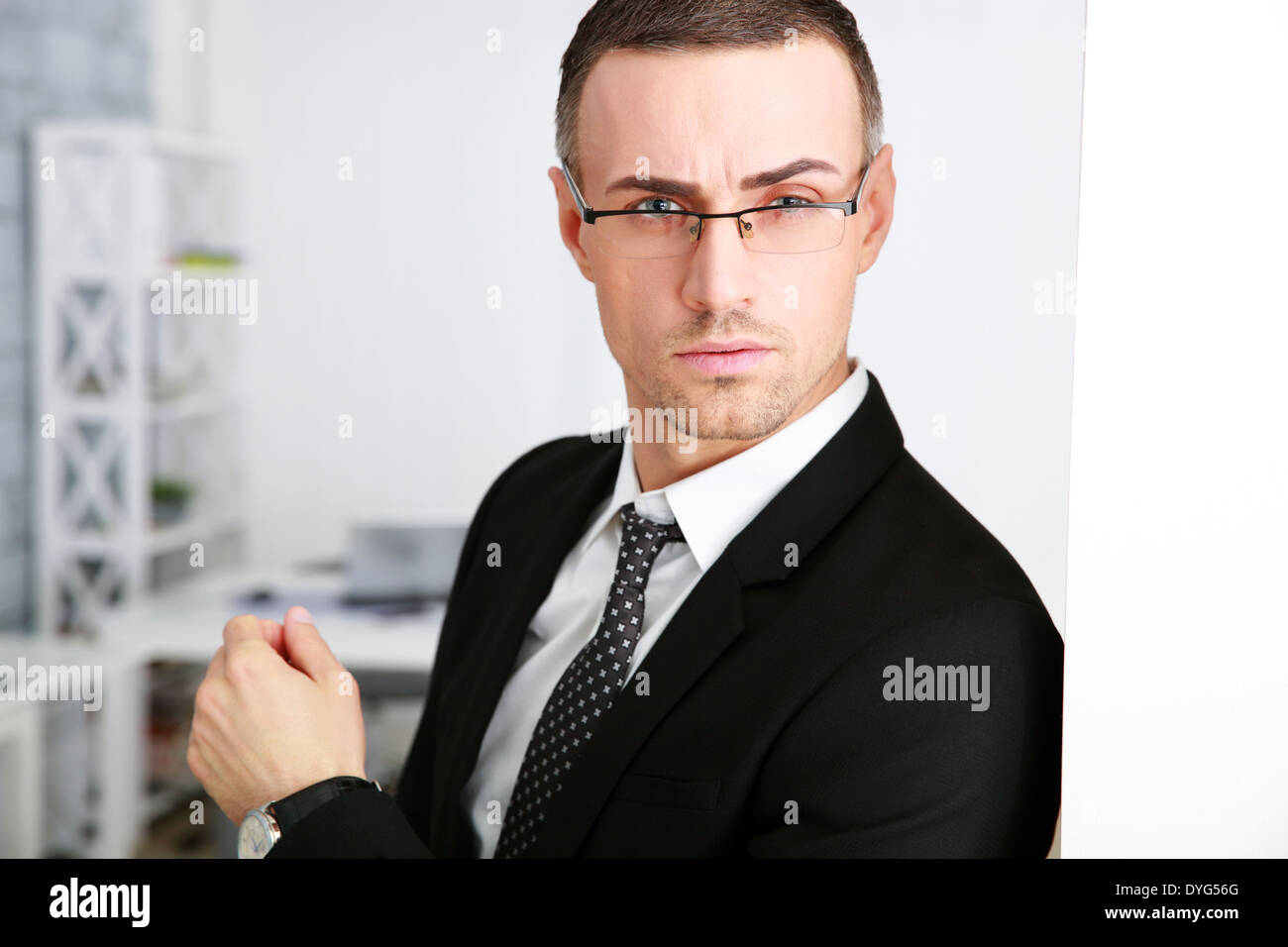 Porträt eines zuversichtlich Geschäftsmann in Gläsern im Büro Stockfoto