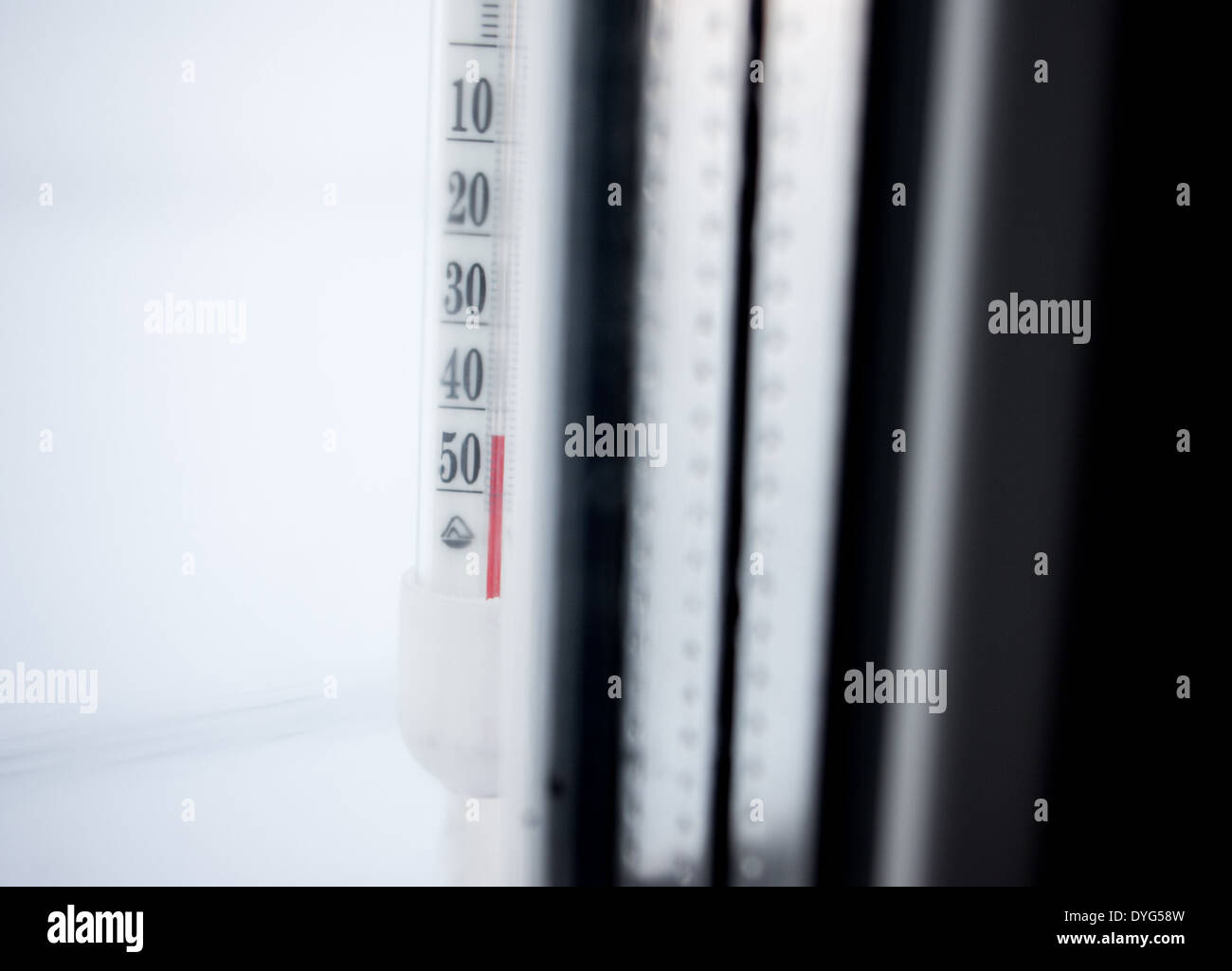 Außen-Thermometer zeigt die Temperatur unter 40 Grad Celsius. Stockfoto