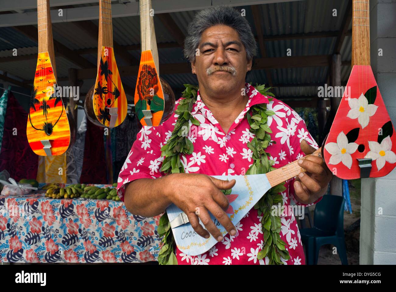 Rarotonga-Insel. Cook Island. Polynesien. Süd-Pazifik. Typische Ukulele  Tahitian polynesischen Gitarre Shop. Die Ukulele (Bedeutung "jumping Flea"  in Hawaii) wird geglaubt, um von Hawaii über Tahiti in den späten 1800er  Jahren zurückgelegt haben.