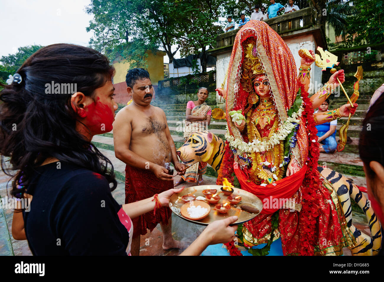 Indien, Westbengalen, Kalkutta, Calcutta, am Ende des Durga Puja Götzen zum Fluss Hooghly geworfen werden Stockfoto