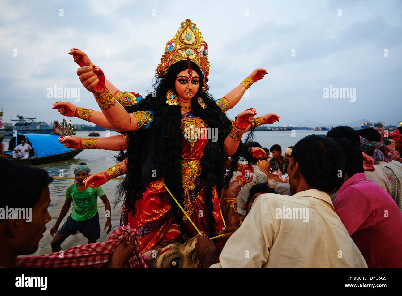 Indien, Westbengalen, Kalkutta, Calcutta, am Ende des Durga Puja Götzen zum Fluss Hooghly geworfen werden Stockfoto