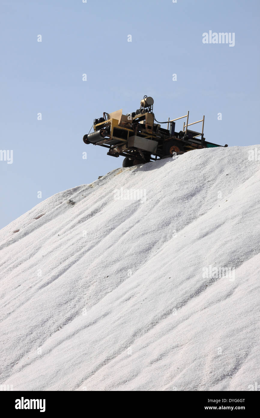 Berg von Salz und industrielle Ausrüstung für die marine Salzproduktion Stockfoto
