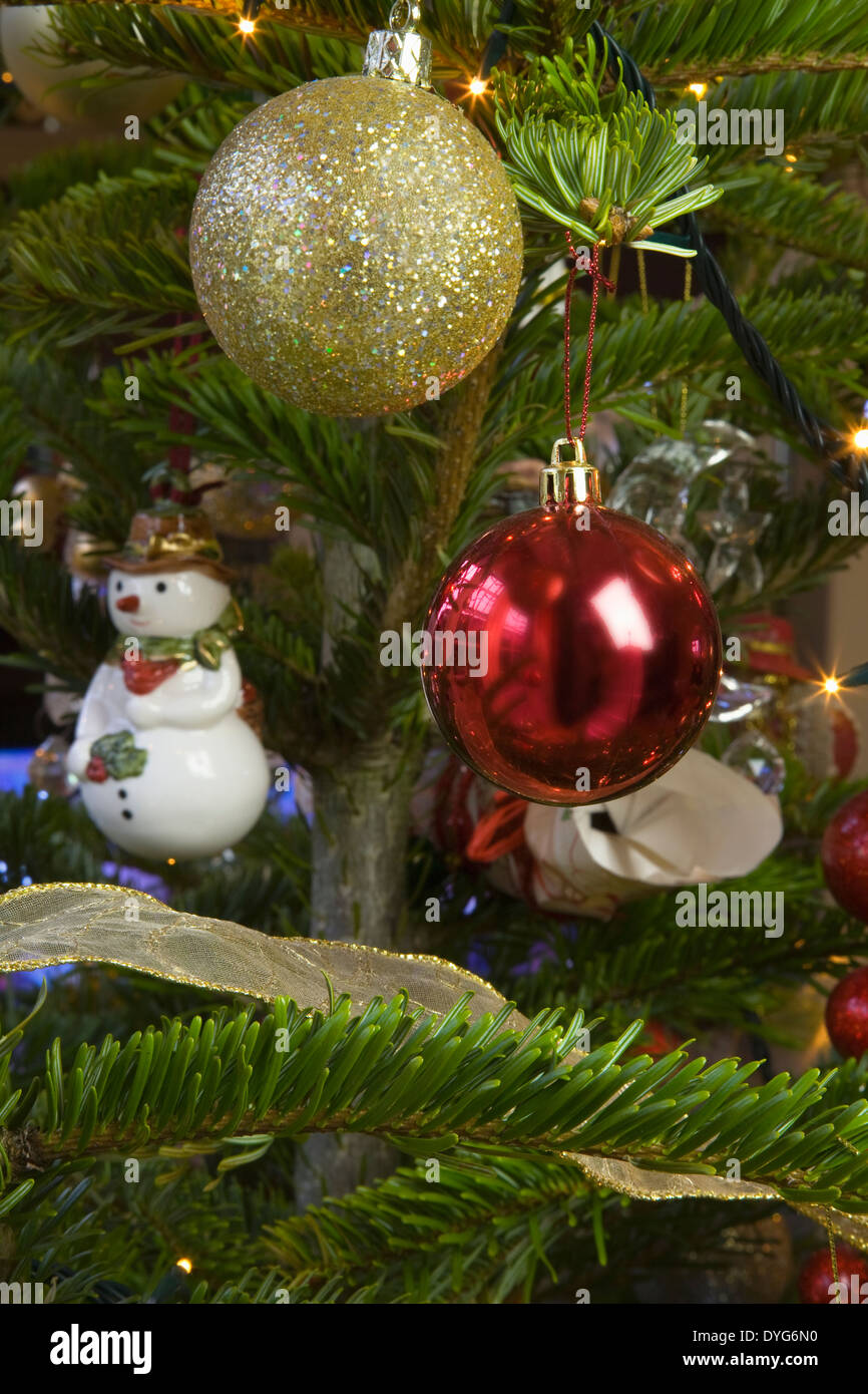 Nahaufnahme von Christbaumkugeln auf einem beleuchteten Weihnachtsbaum Stockfoto