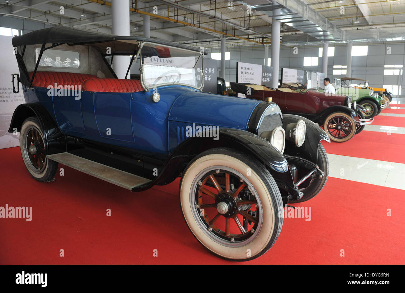 Qinzhou, Chinas autonomen Region Guangxi Zhuang. 17. April 2014. Cadillac Oldtimer wird während einer Oldtimer-Show in Qinzhou International Automobile Stadt Qinzhou, Süd-China Autonome Region Guangxi Zhuang, 17. April 2014 angezeigt. Mehr als 30 Oldtimer aus den USA sind hier ausgestellt bietet ein Anziehungspunkt für Autofans. Bildnachweis: Zhang Ailin/Xinhua/Alamy Live-Nachrichten Stockfoto