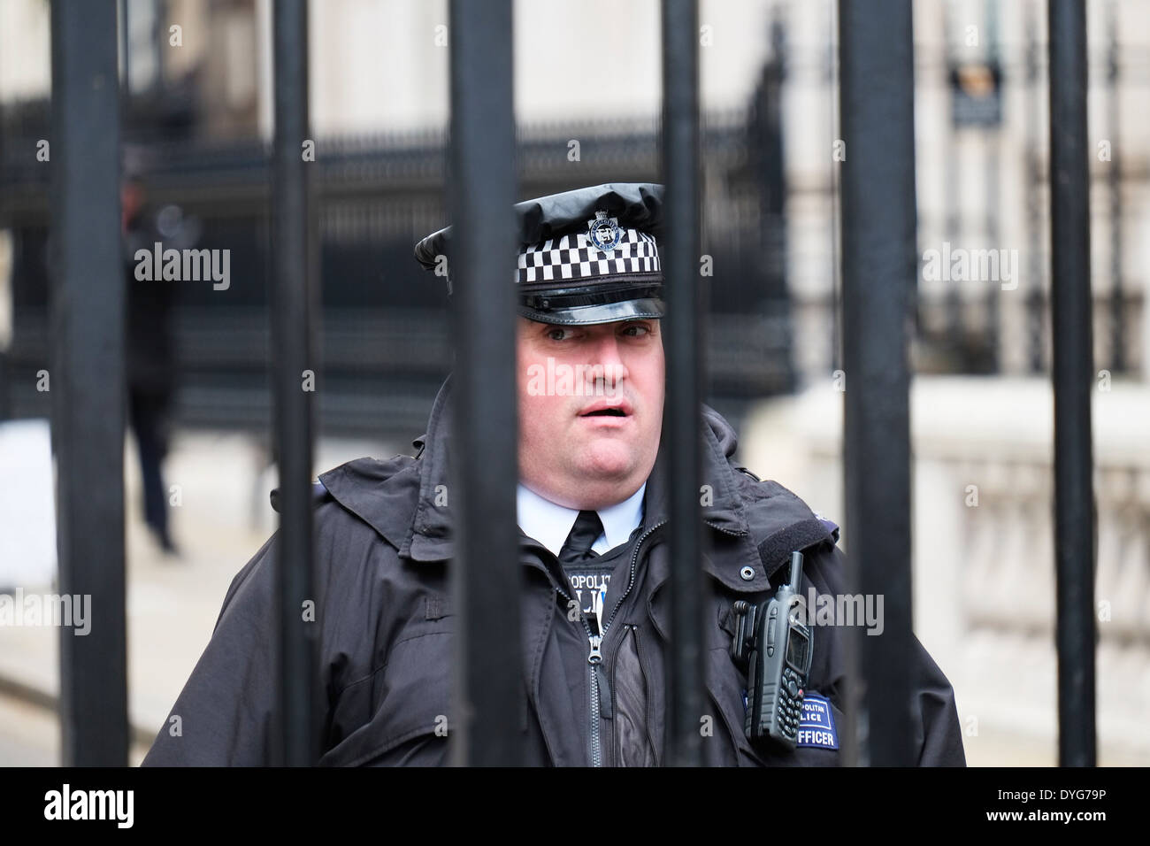 Die Metropolitan Police Officer on Duty hinter den Toren der Downing Street in London. Stockfoto