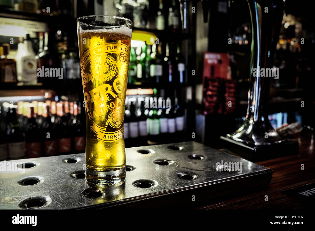 Ein teilweise konsumierten Bier Peroni-Bier in einer Bar in einer Kneipe. Stockfoto