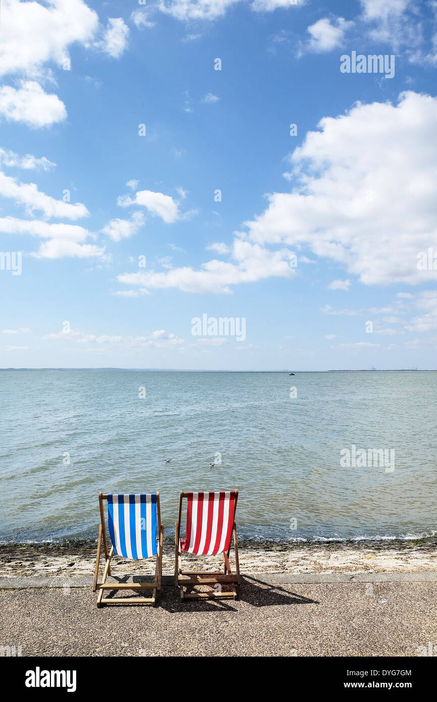 Zwei leere Liegestühle am Southend direkt am Meer. Stockfoto