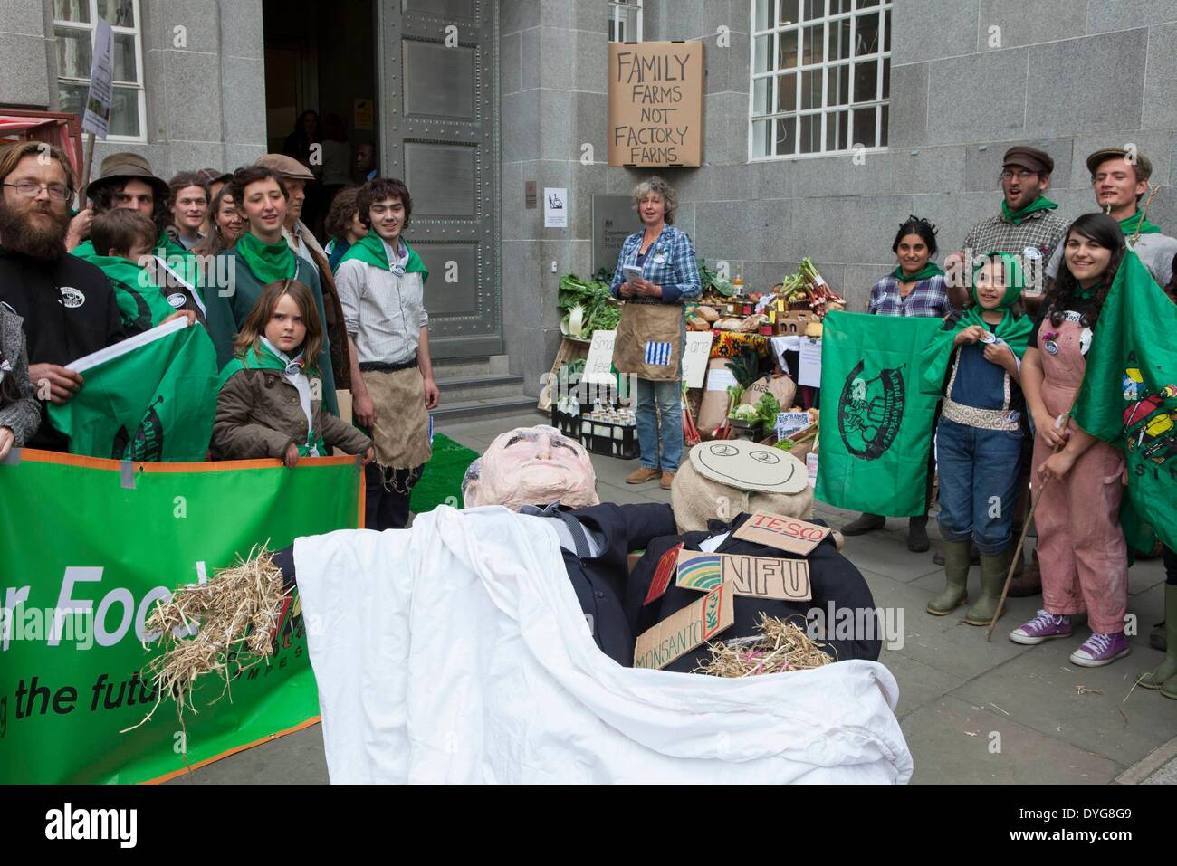 Landworkers Alliance Demo vor DEFRA Sitz zur Regierung des Vereinigten Königreichs auf die ungesunde Beziehung der großen Agri Business aufmerksam. Stockfoto