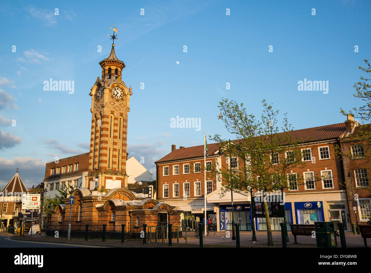 Uhrturm in Epsom Stadtzentrum, Surrey, England, UK Stockfoto