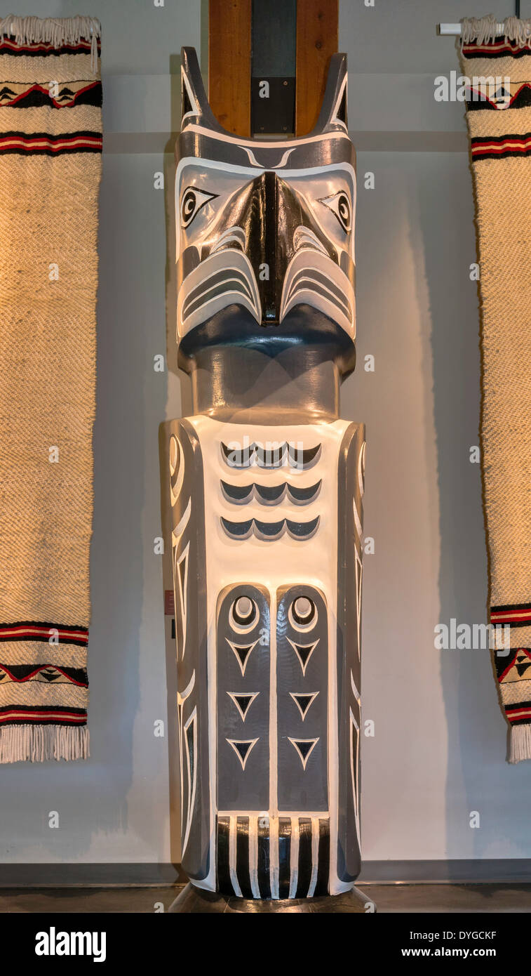 Squamish Totempfahl, Squamish Lilwat Kulturzentrum in Whistler, Britisch-Kolumbien, Kanada Stockfoto