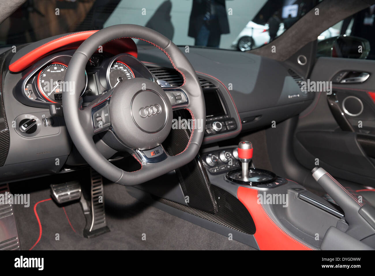 Interior Design der Audi R8 V10 plus Auto Edition 2015 auf dem Display an  der New York International Auto Show Stockfotografie - Alamy
