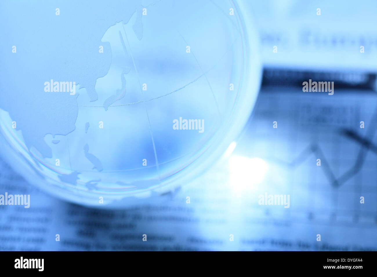 Glaskugel und Zeitung Stockfoto