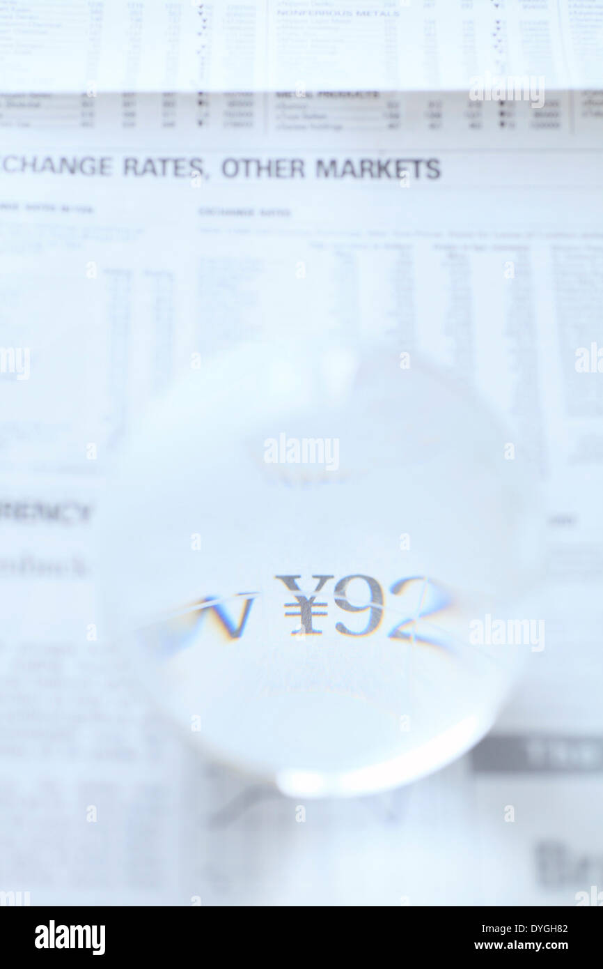 Glaskugel und Zeitung Stockfoto
